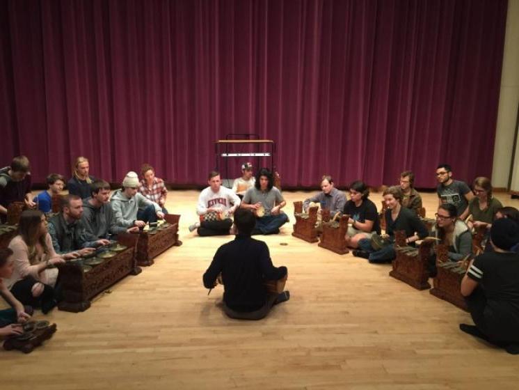 Aaron Paige的班级参加了一个铜锣加美兰管弦乐队的实践工作坊